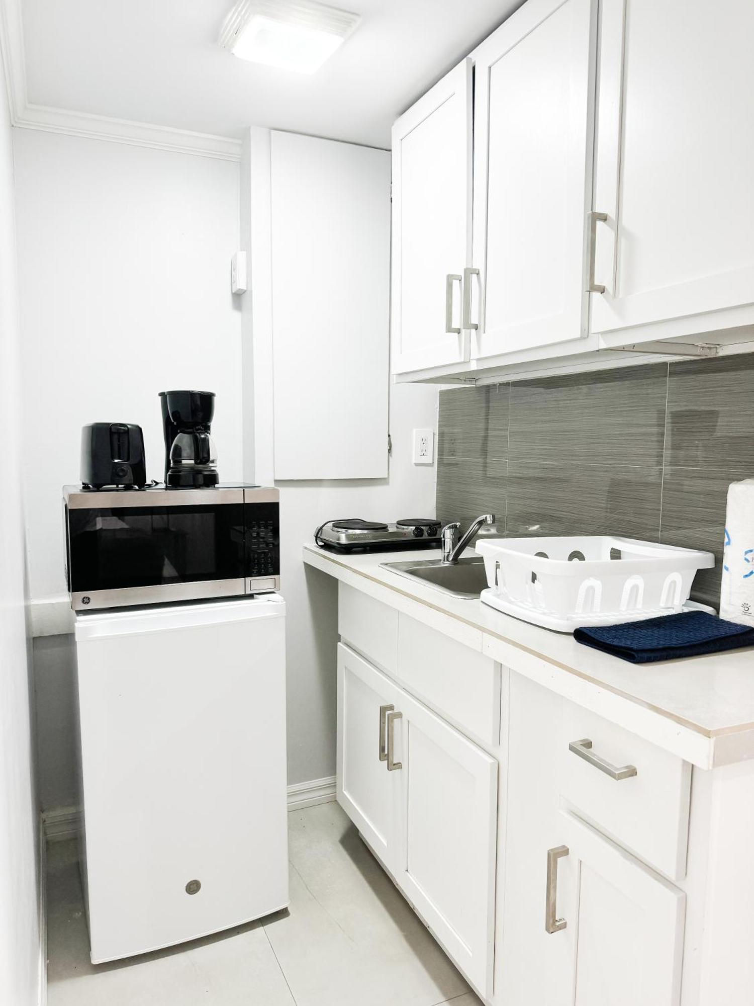 Studio, 100 Feet From The Beach Насау Екстериор снимка