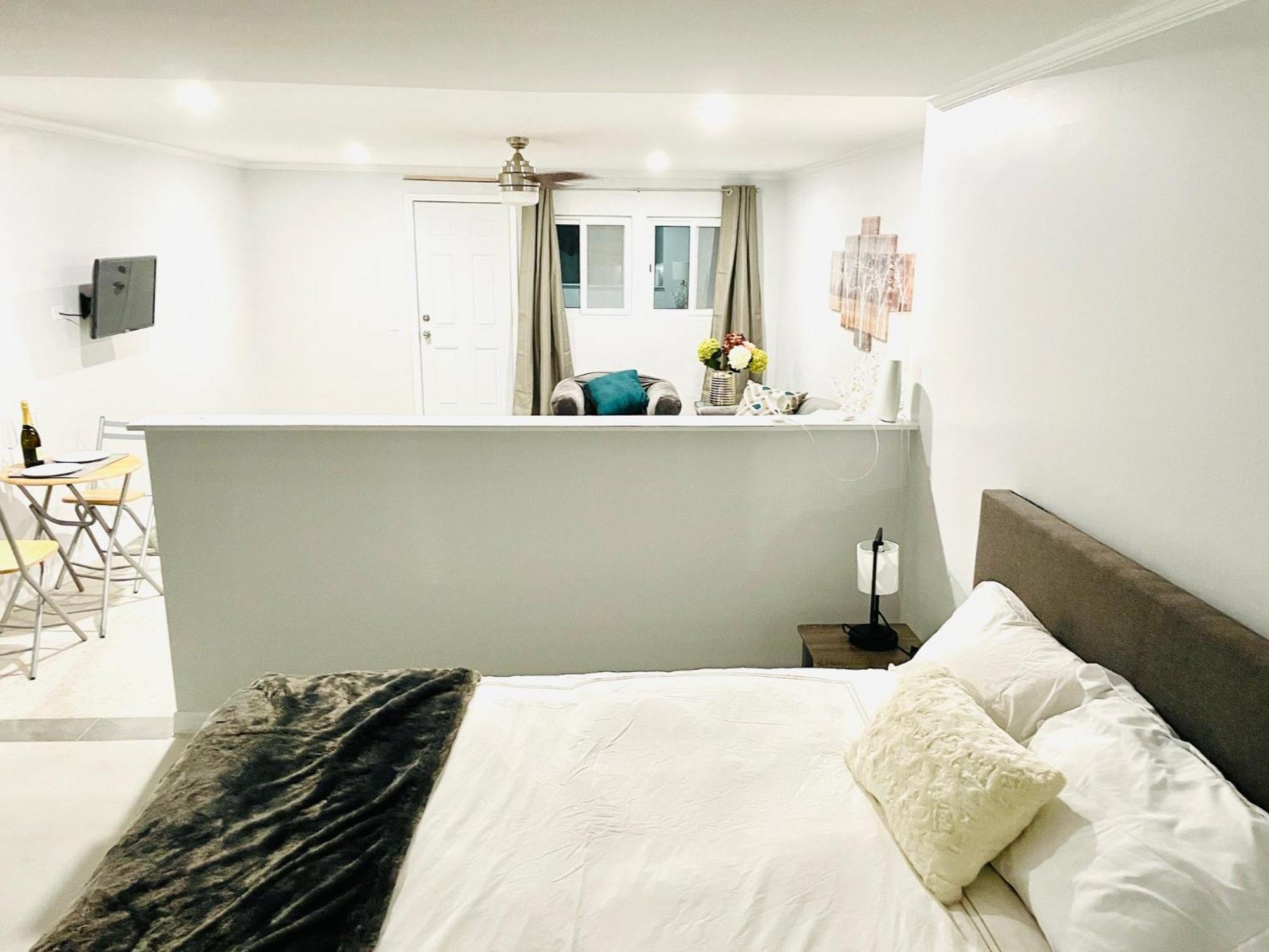 Studio, 100 Feet From The Beach Насау Екстериор снимка