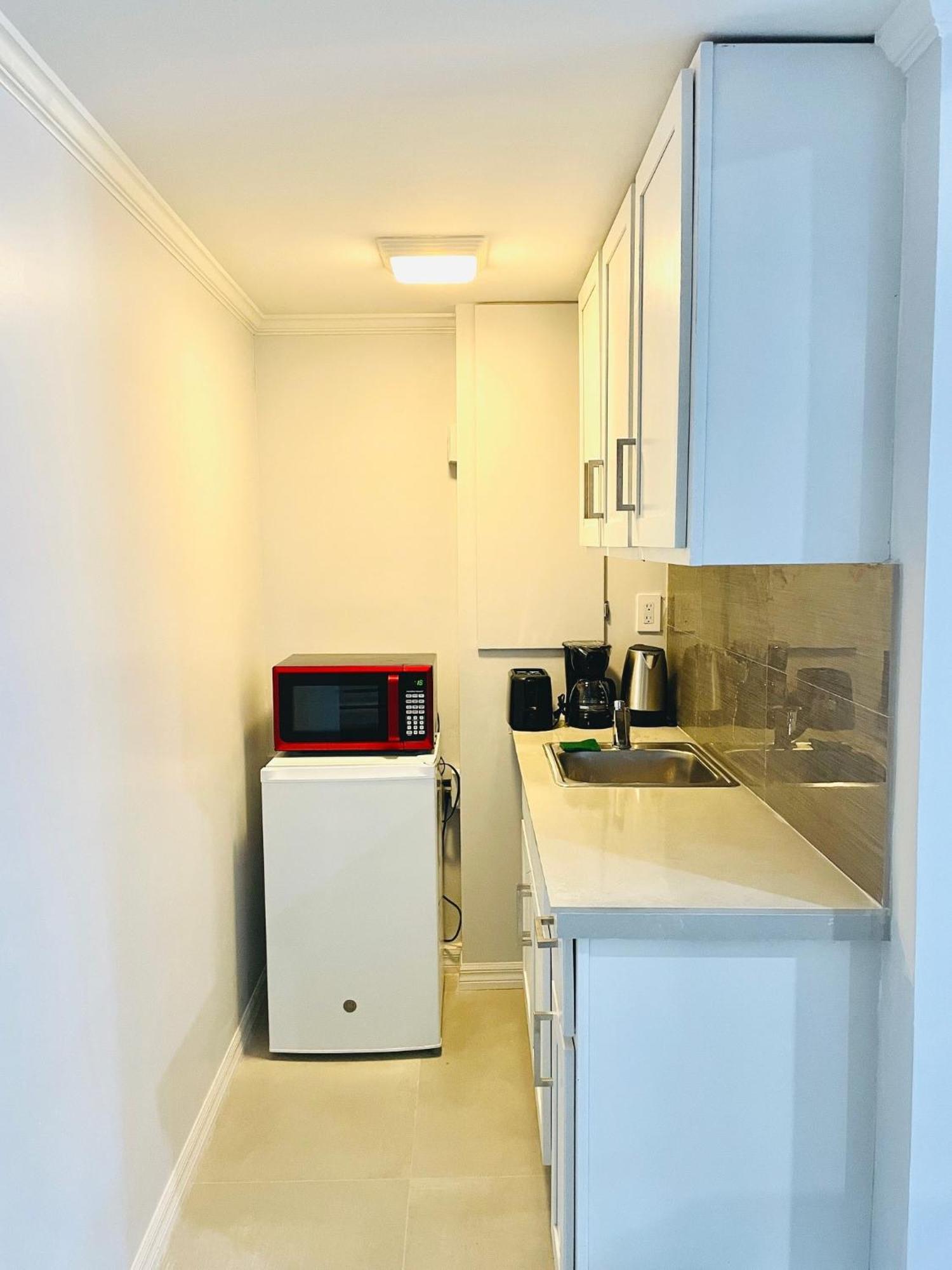 Studio, 100 Feet From The Beach Насау Екстериор снимка